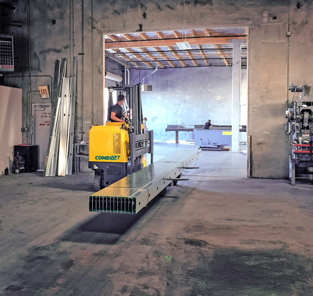 Combilift – COMBI-MR – Multi-directional stand-on reach truck - Aluminun - Aluminium- Indoor (1)